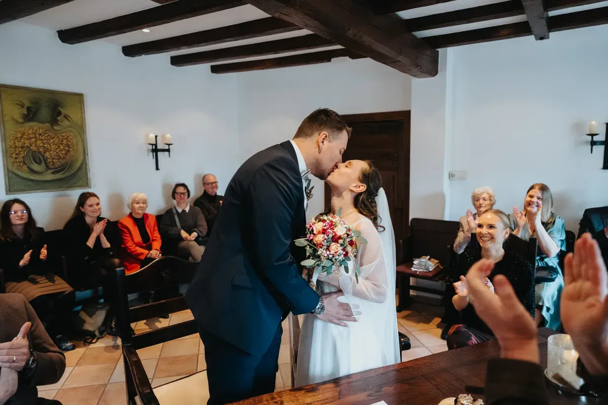Reportage-Foto der standesamtlichen Winterhochzeit von Denise und Tobi in der Niederpleiser Mühle (Bild 21)