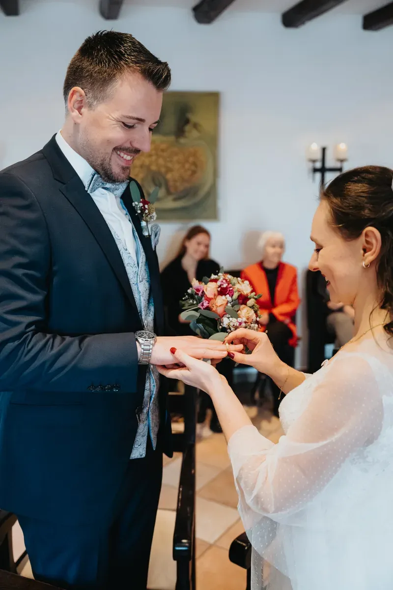 Reportage-Foto der standesamtlichen Winterhochzeit von Denise und Tobi in der Niederpleiser Mühle (Bild 22)