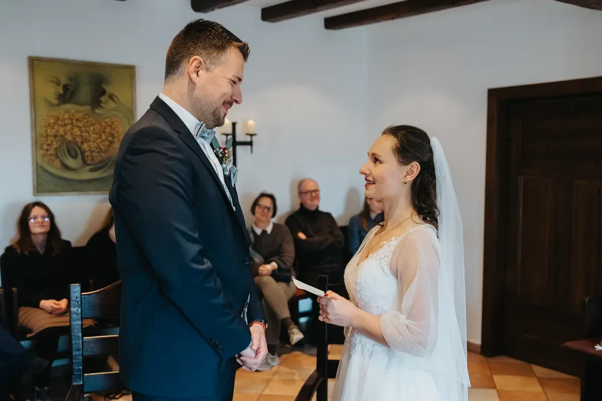 Reportage-Foto der standesamtlichen Winterhochzeit von Denise und Tobi in der Niederpleiser Mühle (Bild 23)