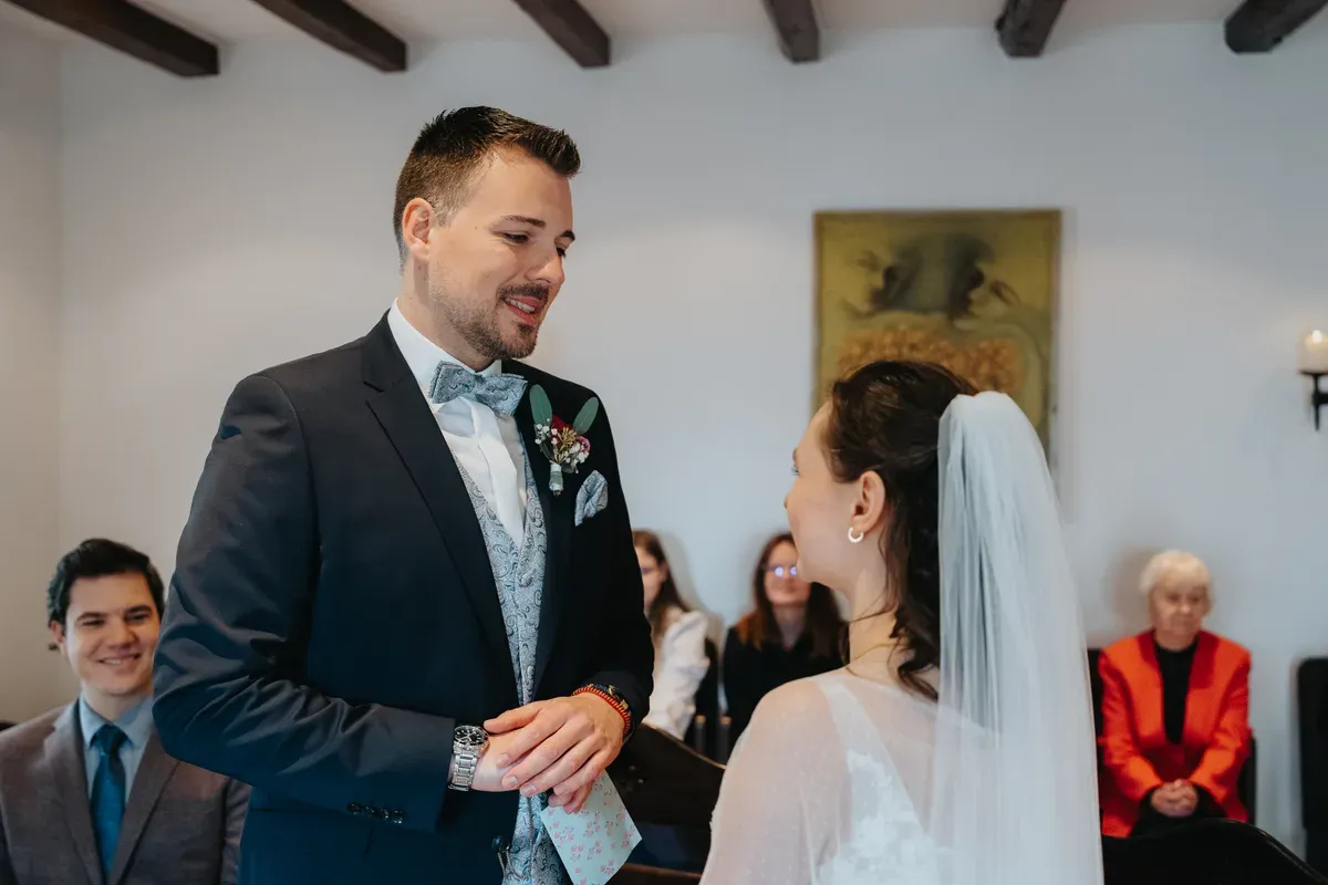 Reportage-Foto der standesamtlichen Winterhochzeit von Denise und Tobi in der Niederpleiser Mühle (Bild 24)