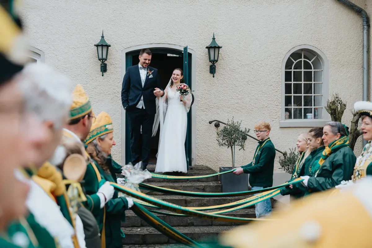 Reportage-Foto der standesamtlichen Winterhochzeit von Denise und Tobi in der Niederpleiser Mühle (Bild 25)