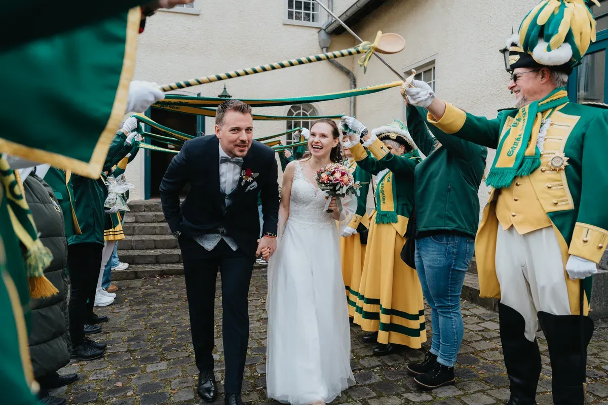 Reportage-Foto der standesamtlichen Winterhochzeit von Denise und Tobi in der Niederpleiser Mühle (Bild 26)