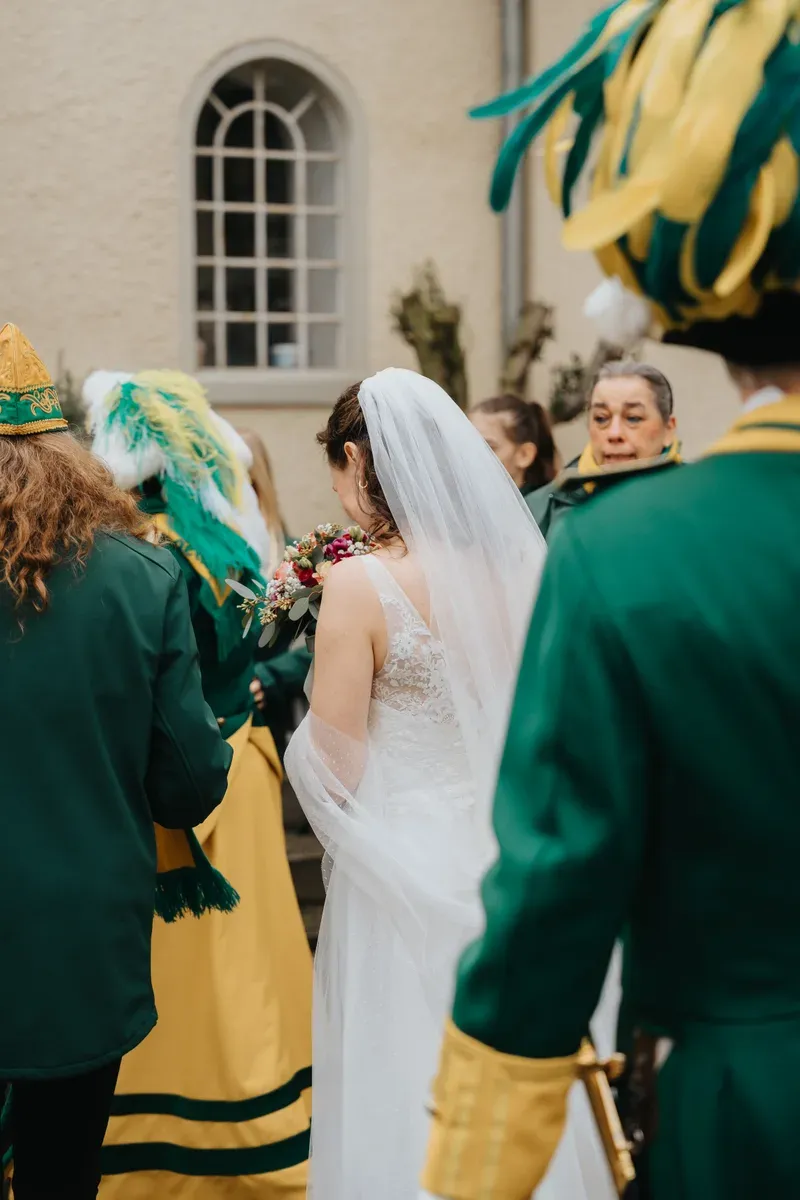 Reportage-Foto der standesamtlichen Winterhochzeit von Denise und Tobi in der Niederpleiser Mühle (Bild 27)