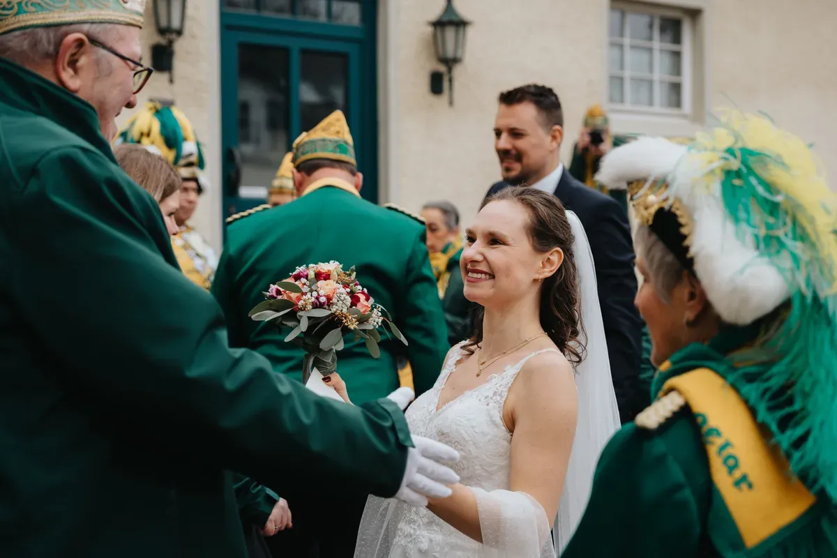 Reportage-Foto der standesamtlichen Winterhochzeit von Denise und Tobi in der Niederpleiser Mühle (Bild 28)