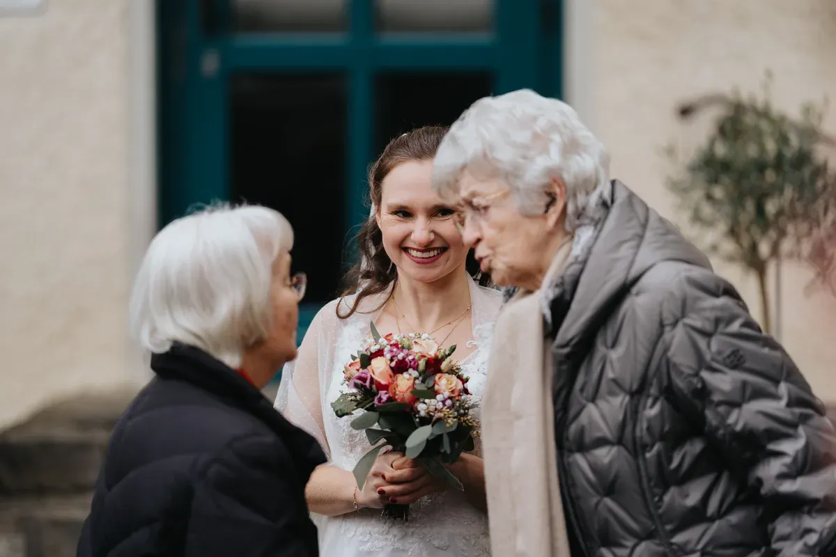 Reportage-Foto der standesamtlichen Winterhochzeit von Denise und Tobi in der Niederpleiser Mühle (Bild 29)