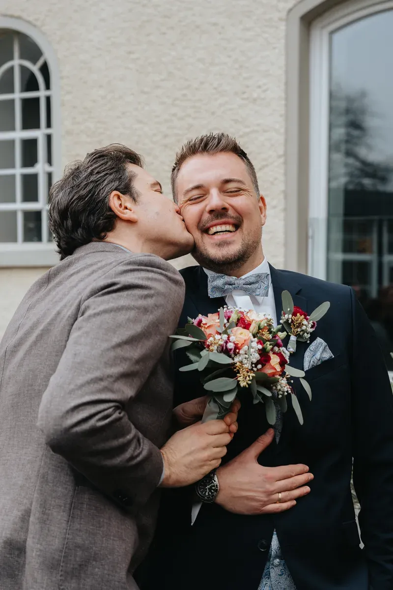 Reportage-Foto der standesamtlichen Winterhochzeit von Denise und Tobi in der Niederpleiser Mühle (Bild 30)