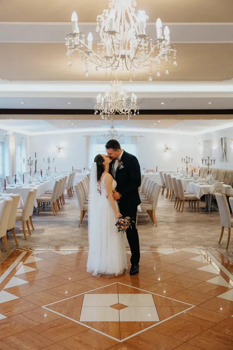 Reportage-Foto der standesamtlichen Winterhochzeit von Denise und Tobi in der Niederpleiser Mühle (Bild 34)