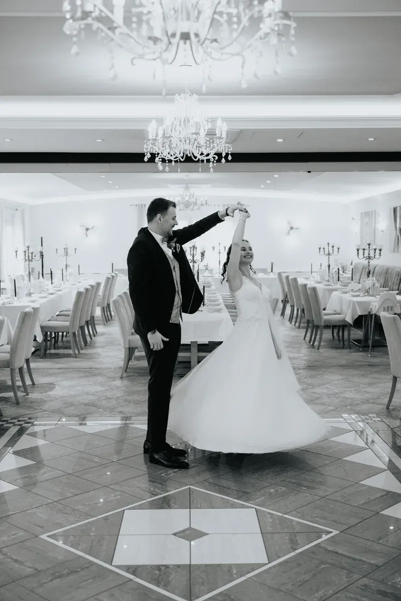 Reportage-Foto der standesamtlichen Winterhochzeit von Denise und Tobi in der Niederpleiser Mühle (Bild 35)