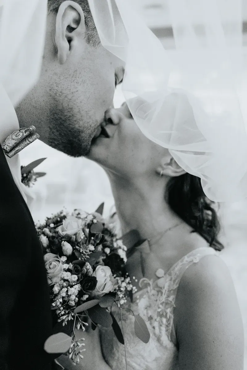 Reportage-Foto der standesamtlichen Winterhochzeit von Denise und Tobi in der Niederpleiser Mühle (Bild 36)