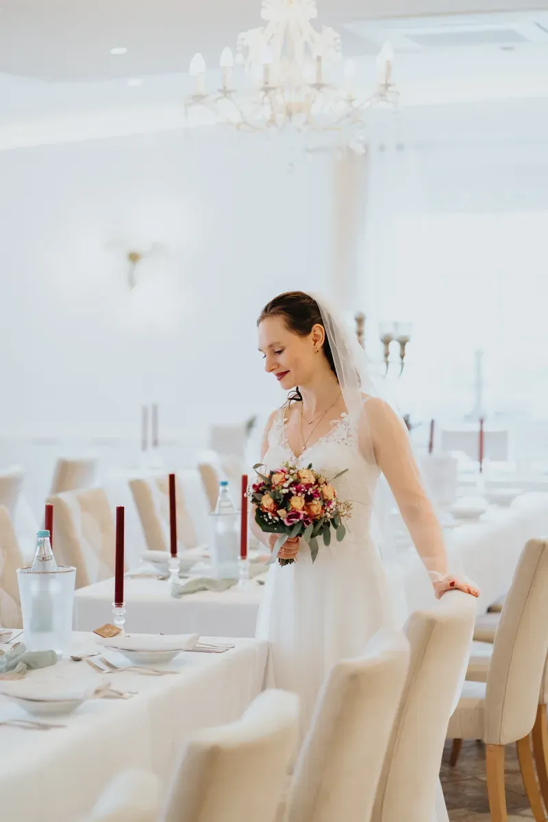 Reportage-Foto der standesamtlichen Winterhochzeit von Denise und Tobi in der Niederpleiser Mühle (Bild 37)