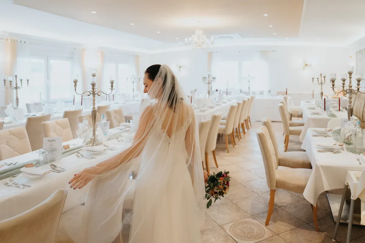 Reportage-Foto der standesamtlichen Winterhochzeit von Denise und Tobi in der Niederpleiser Mühle (Bild 39)