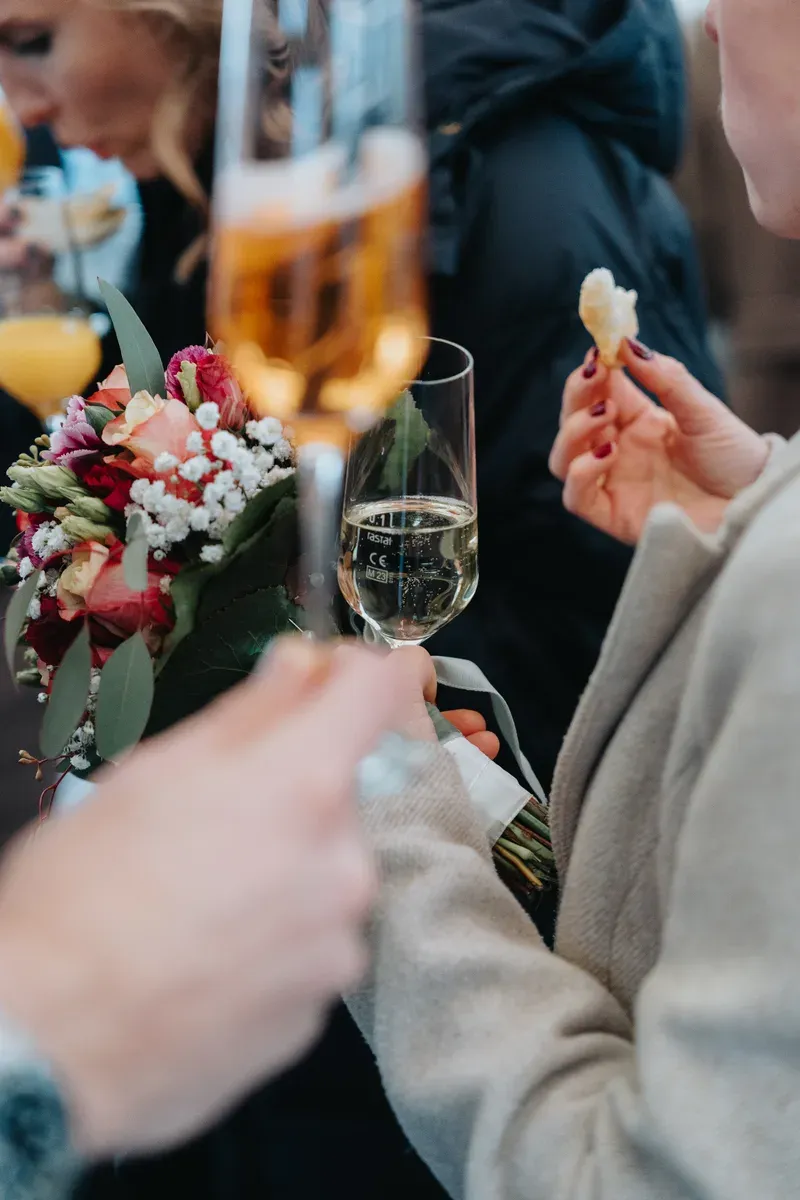 Reportage-Foto der standesamtlichen Winterhochzeit von Denise und Tobi in der Niederpleiser Mühle (Bild 41)
