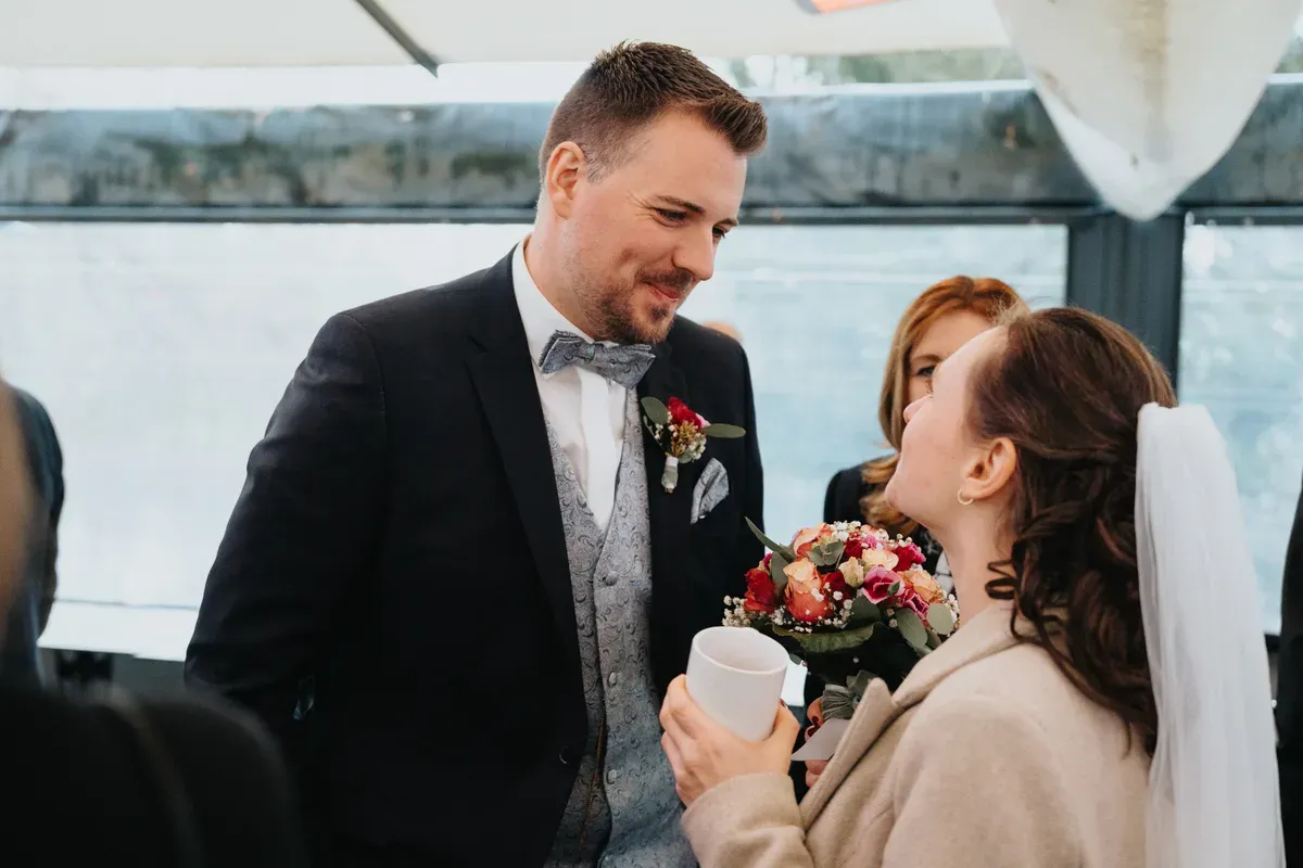 Reportage-Foto der standesamtlichen Winterhochzeit von Denise und Tobi in der Niederpleiser Mühle (Bild 43)