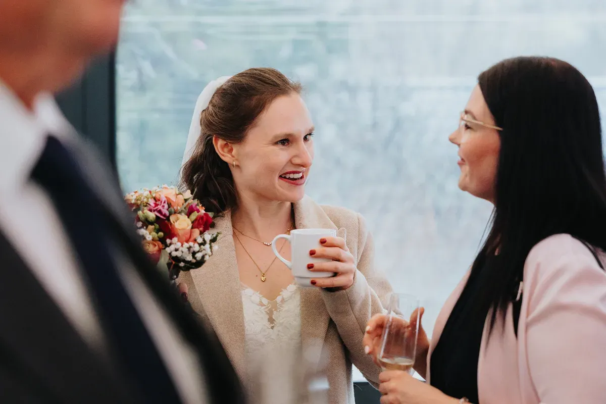 Reportage-Foto der standesamtlichen Winterhochzeit von Denise und Tobi in der Niederpleiser Mühle (Bild 44)