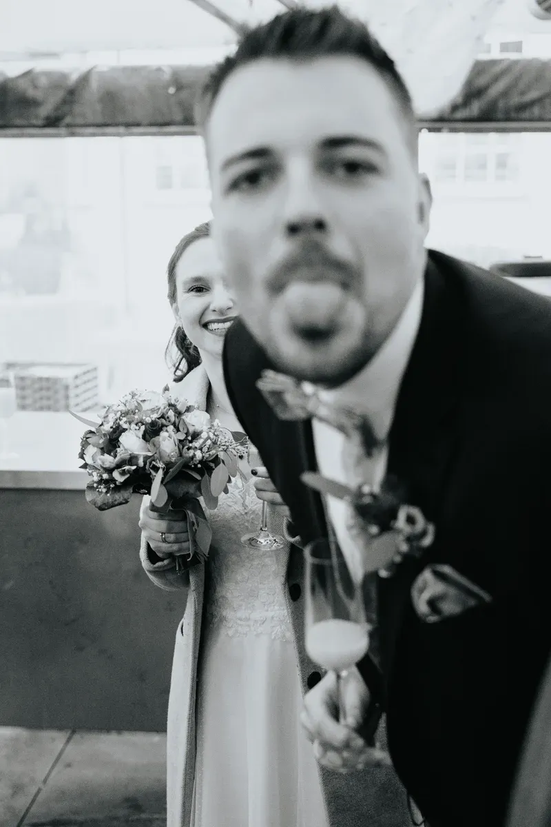 Reportage-Foto der standesamtlichen Winterhochzeit von Denise und Tobi in der Niederpleiser Mühle (Bild 45)