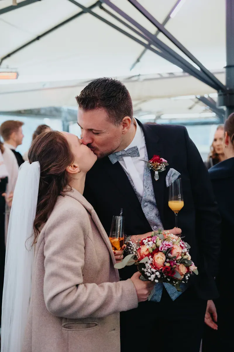 Reportage-Foto der standesamtlichen Winterhochzeit von Denise und Tobi in der Niederpleiser Mühle (Bild 46)