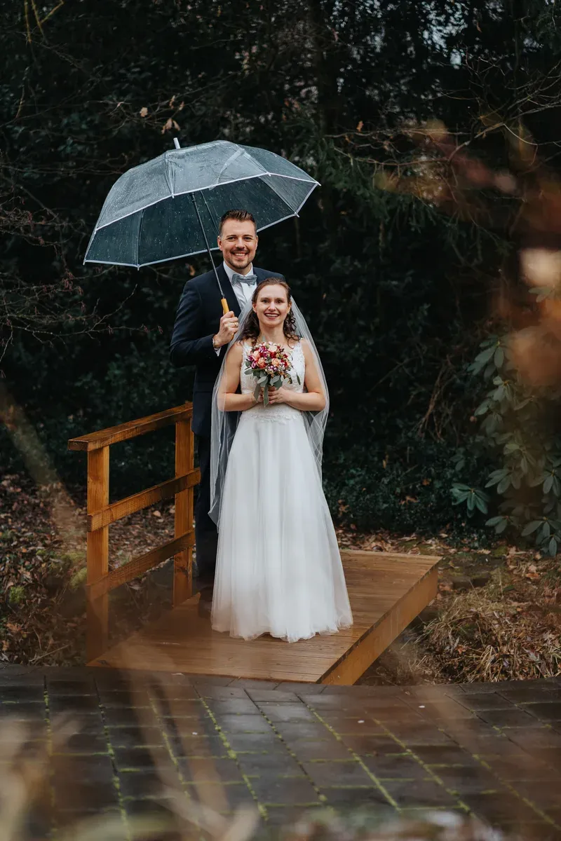 Reportage-Foto der standesamtlichen Winterhochzeit von Denise und Tobi in der Niederpleiser Mühle (Bild 47)