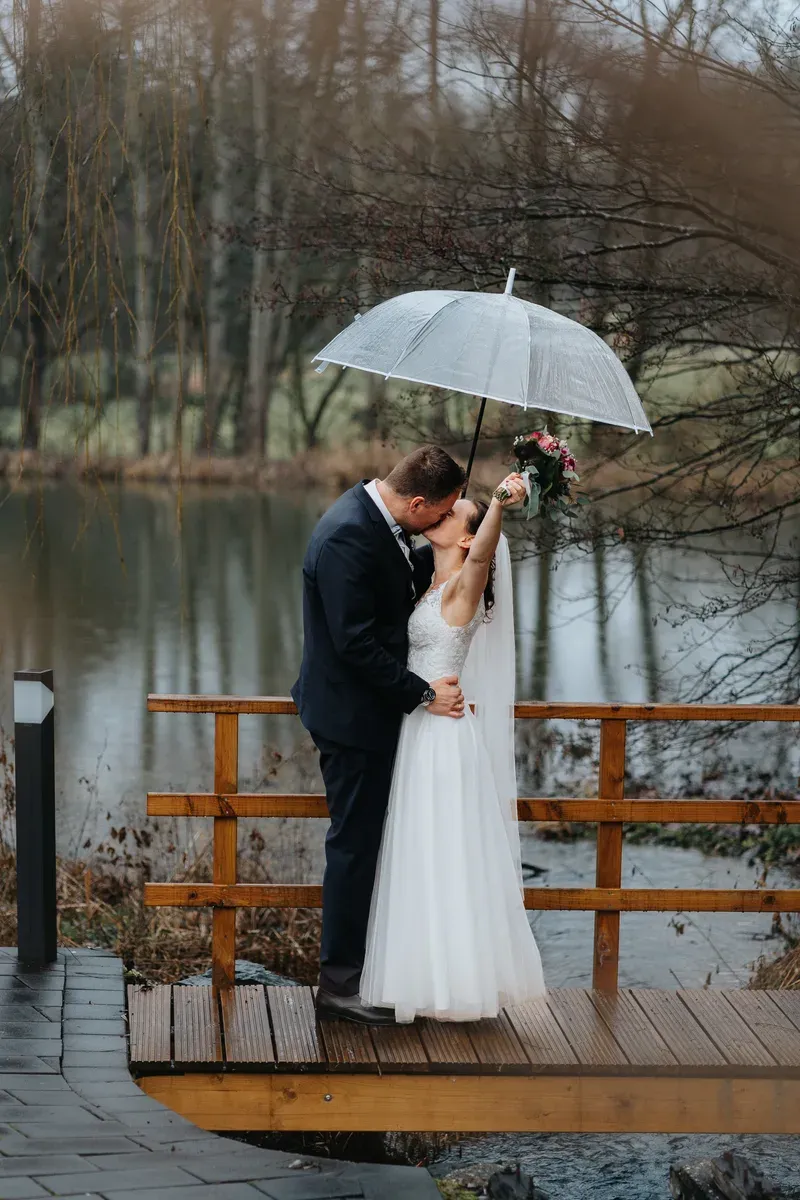 Reportage-Foto der standesamtlichen Winterhochzeit von Denise und Tobi in der Niederpleiser Mühle (Bild 48)