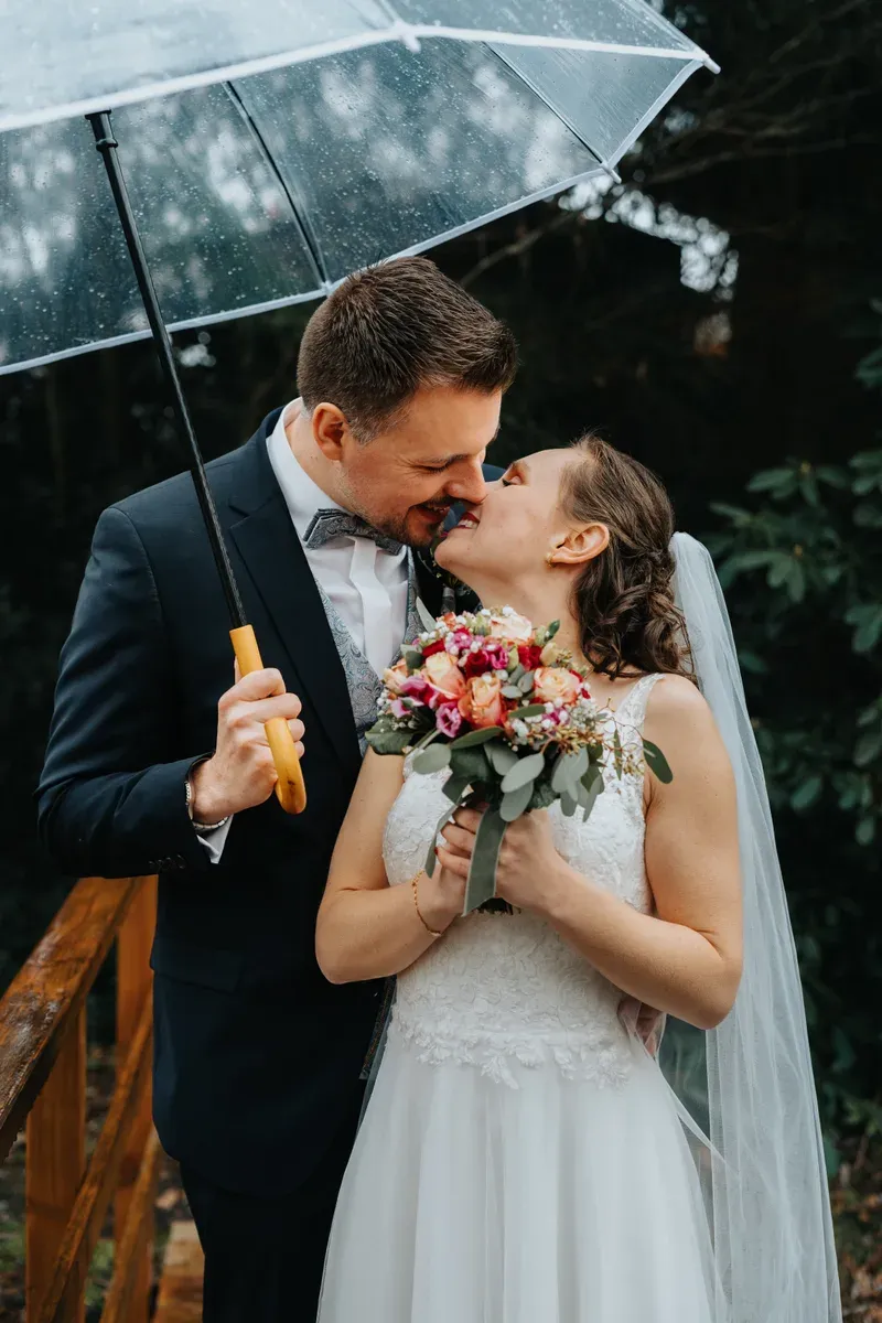 Reportage-Foto der standesamtlichen Winterhochzeit von Denise und Tobi in der Niederpleiser Mühle (Bild 49)