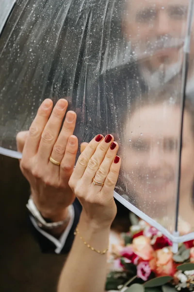 Reportage-Foto der standesamtlichen Winterhochzeit von Denise und Tobi in der Niederpleiser Mühle (Bild 50)