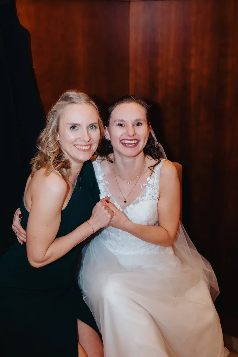 Reportage-Foto der standesamtlichen Winterhochzeit von Denise und Tobi in der Niederpleiser Mühle (Bild 51)