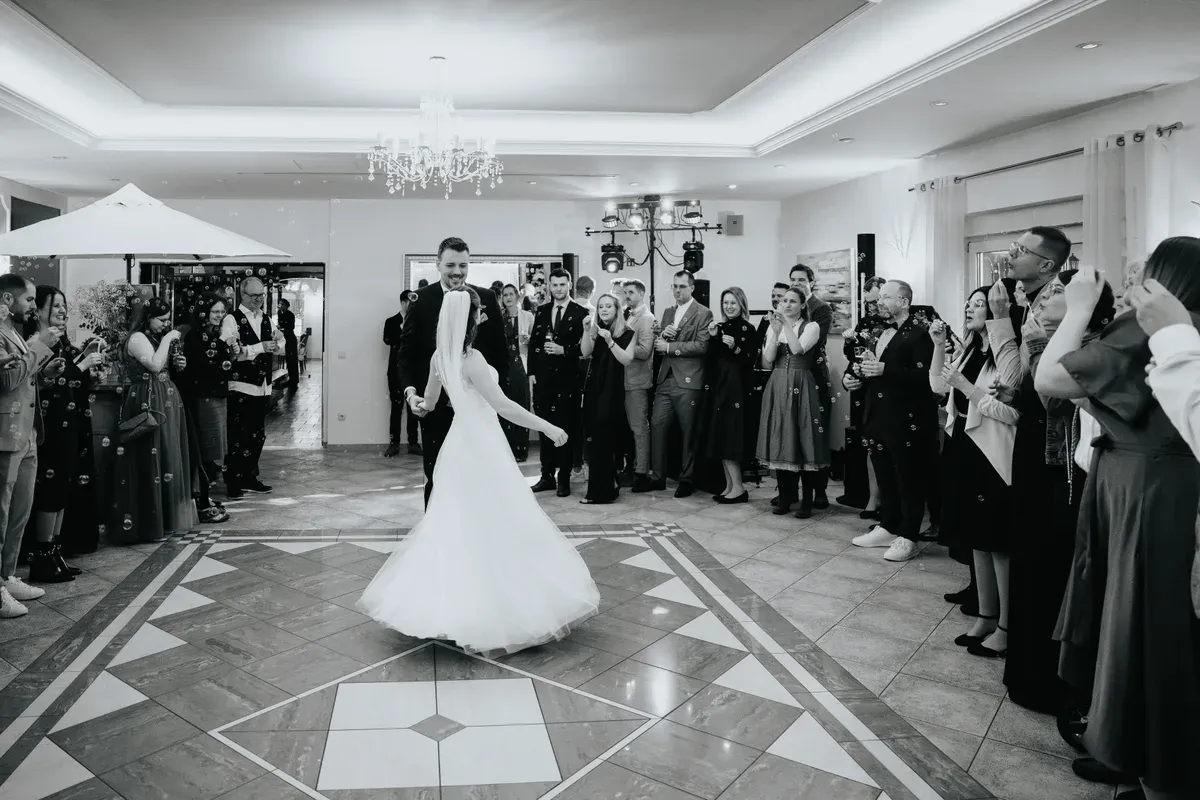 Reportage-Foto der standesamtlichen Winterhochzeit von Denise und Tobi in der Niederpleiser Mühle (Bild 52)