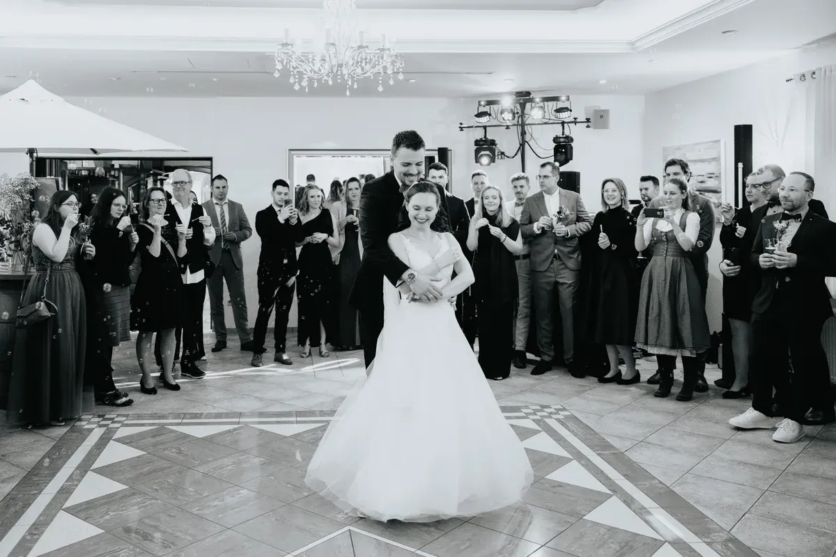Reportage-Foto der standesamtlichen Winterhochzeit von Denise und Tobi in der Niederpleiser Mühle (Bild 53)
