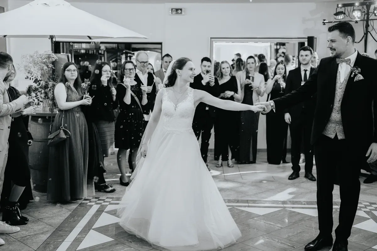 Reportage-Foto der standesamtlichen Winterhochzeit von Denise und Tobi in der Niederpleiser Mühle (Bild 54)