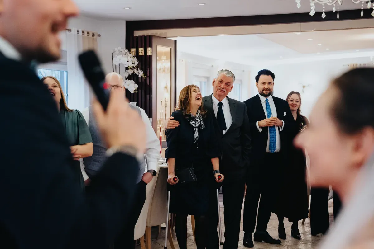 Reportage-Foto der standesamtlichen Winterhochzeit von Denise und Tobi in der Niederpleiser Mühle (Bild 55)