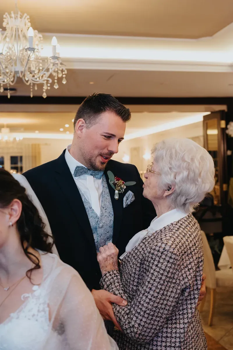 Reportage-Foto der standesamtlichen Winterhochzeit von Denise und Tobi in der Niederpleiser Mühle (Bild 56)