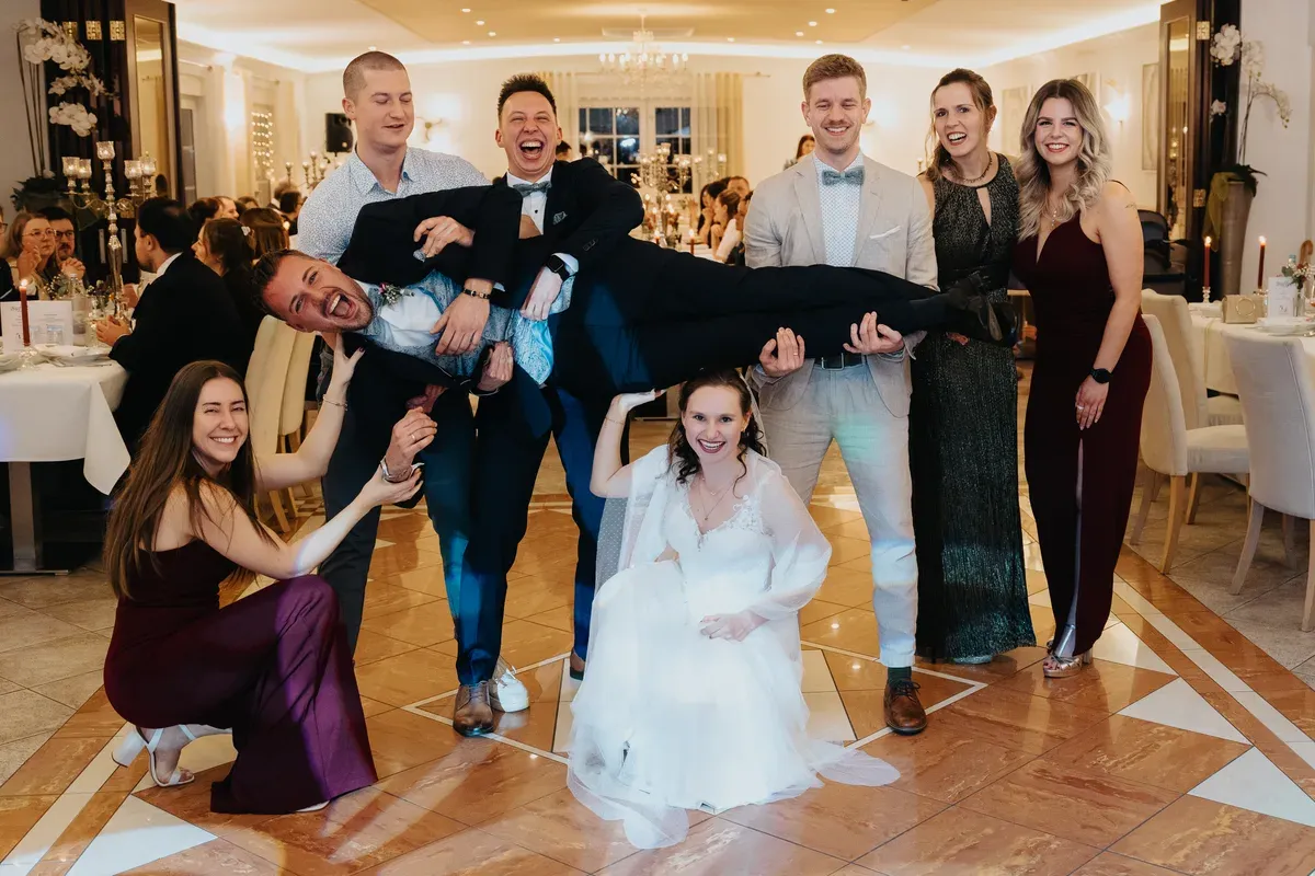 Reportage-Foto der standesamtlichen Winterhochzeit von Denise und Tobi in der Niederpleiser Mühle (Bild 58)