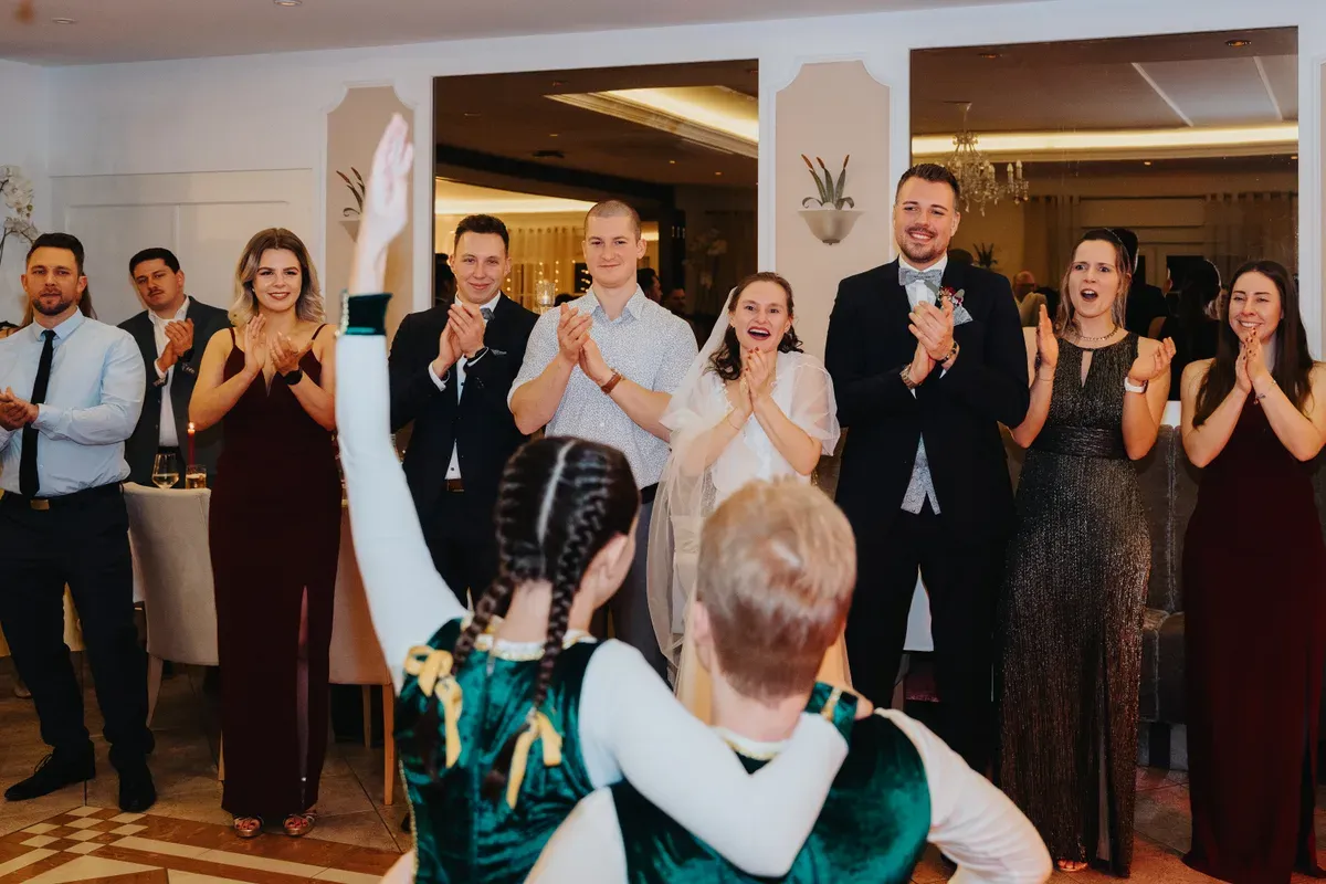 Reportage-Foto der standesamtlichen Winterhochzeit von Denise und Tobi in der Niederpleiser Mühle (Bild 61)