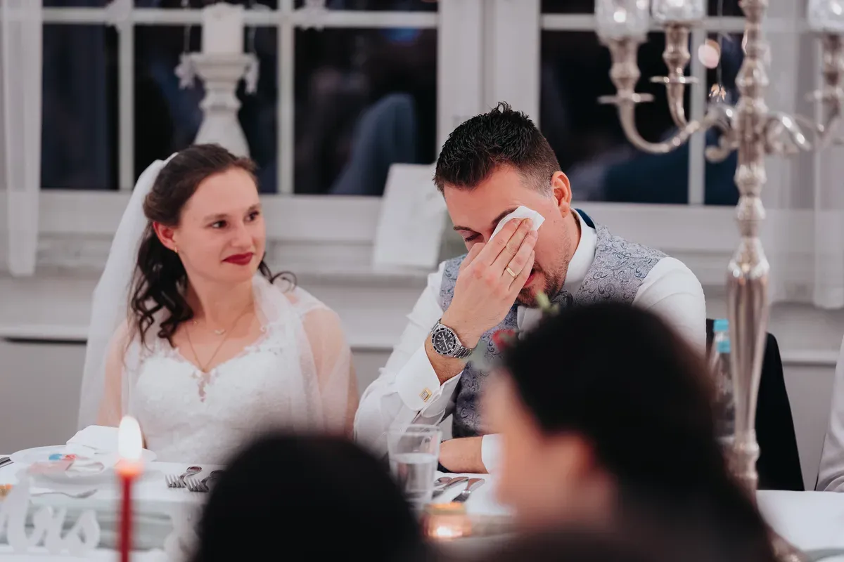Reportage-Foto der standesamtlichen Winterhochzeit von Denise und Tobi in der Niederpleiser Mühle (Bild 64)