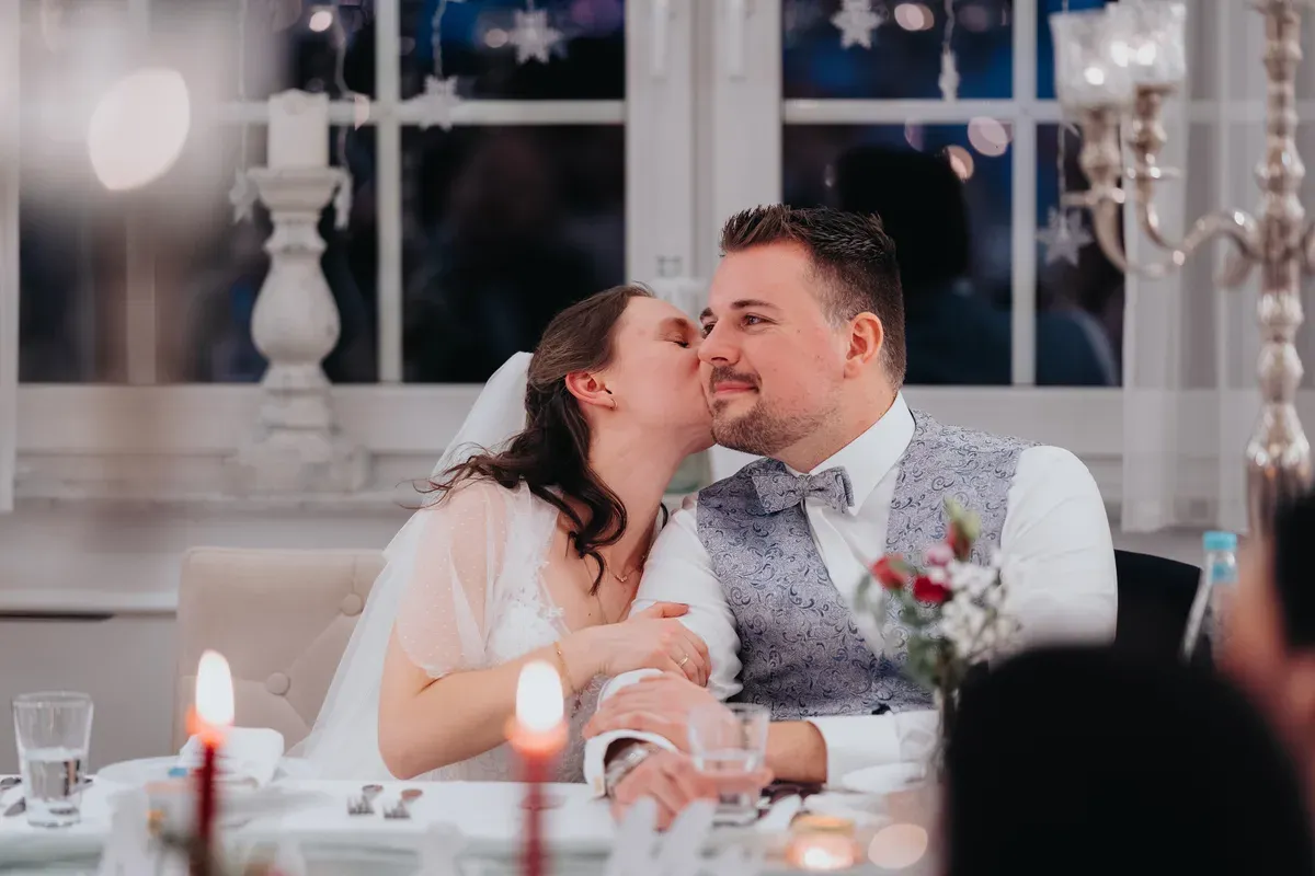 Reportage-Foto der standesamtlichen Winterhochzeit von Denise und Tobi in der Niederpleiser Mühle (Bild 65)