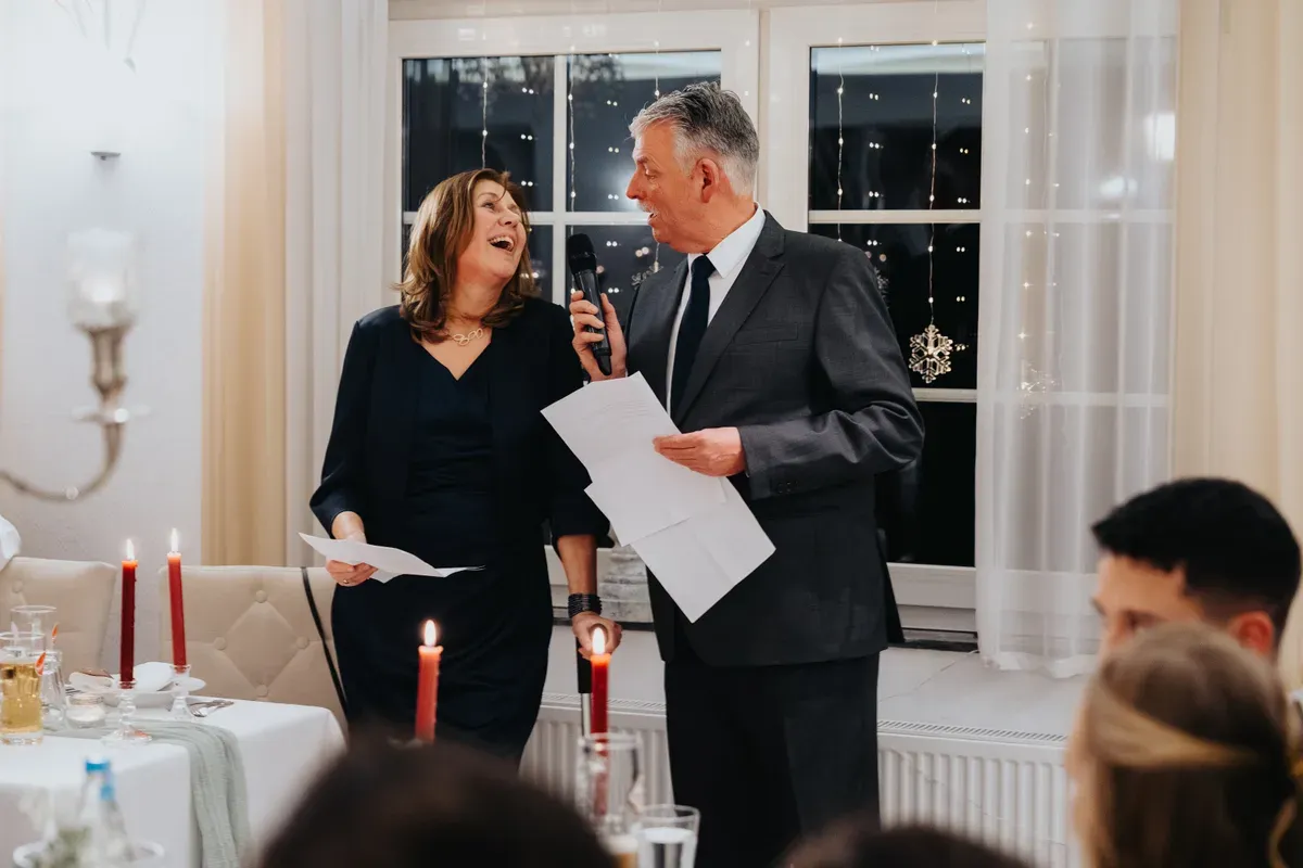 Reportage-Foto der standesamtlichen Winterhochzeit von Denise und Tobi in der Niederpleiser Mühle (Bild 67)
