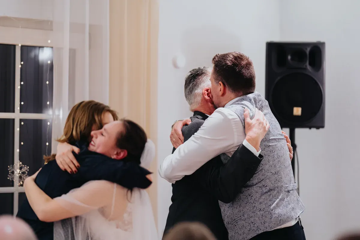 Reportage-Foto der standesamtlichen Winterhochzeit von Denise und Tobi in der Niederpleiser Mühle (Bild 68)