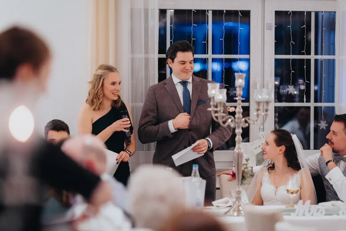 Reportage-Foto der standesamtlichen Winterhochzeit von Denise und Tobi in der Niederpleiser Mühle (Bild 69)