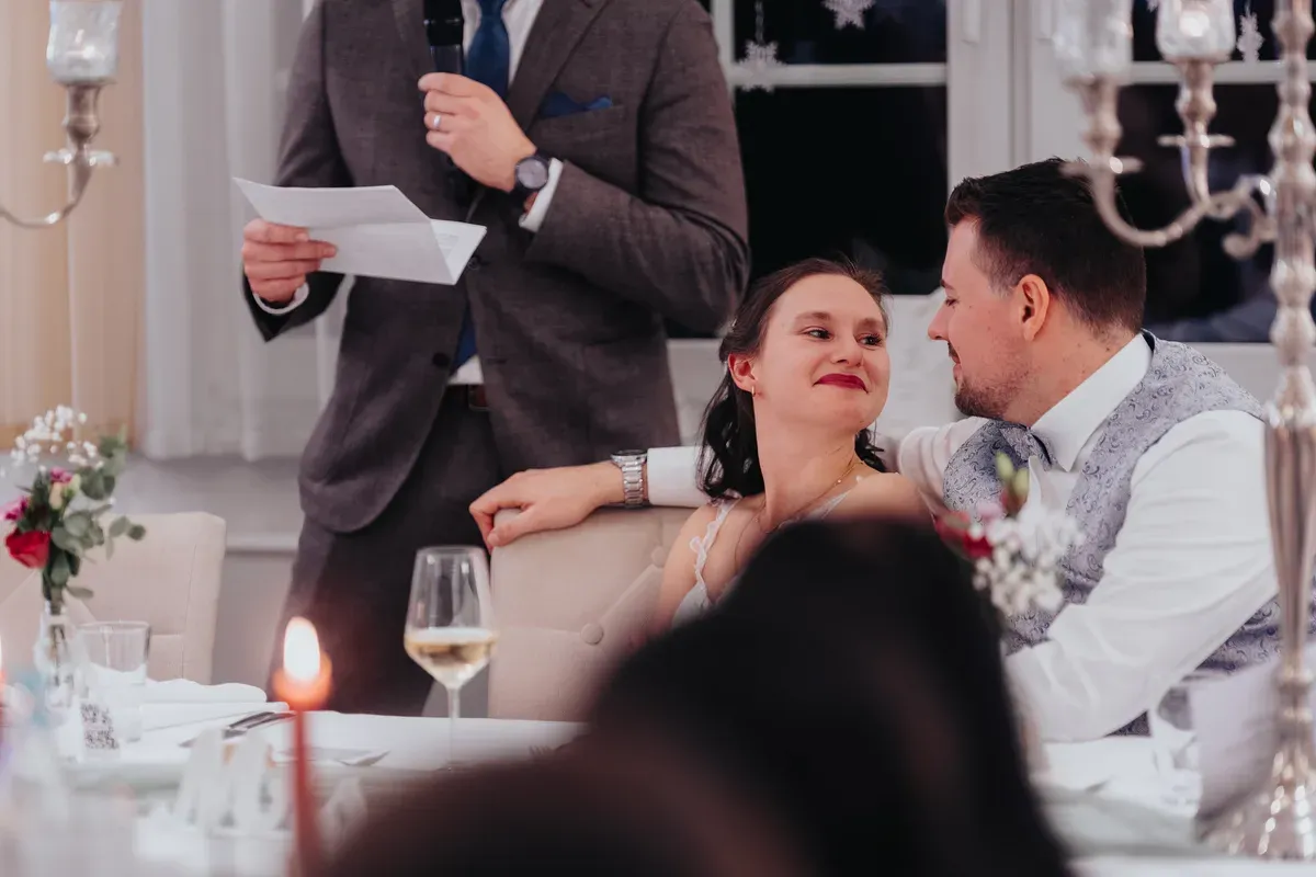 Reportage-Foto der standesamtlichen Winterhochzeit von Denise und Tobi in der Niederpleiser Mühle (Bild 70)