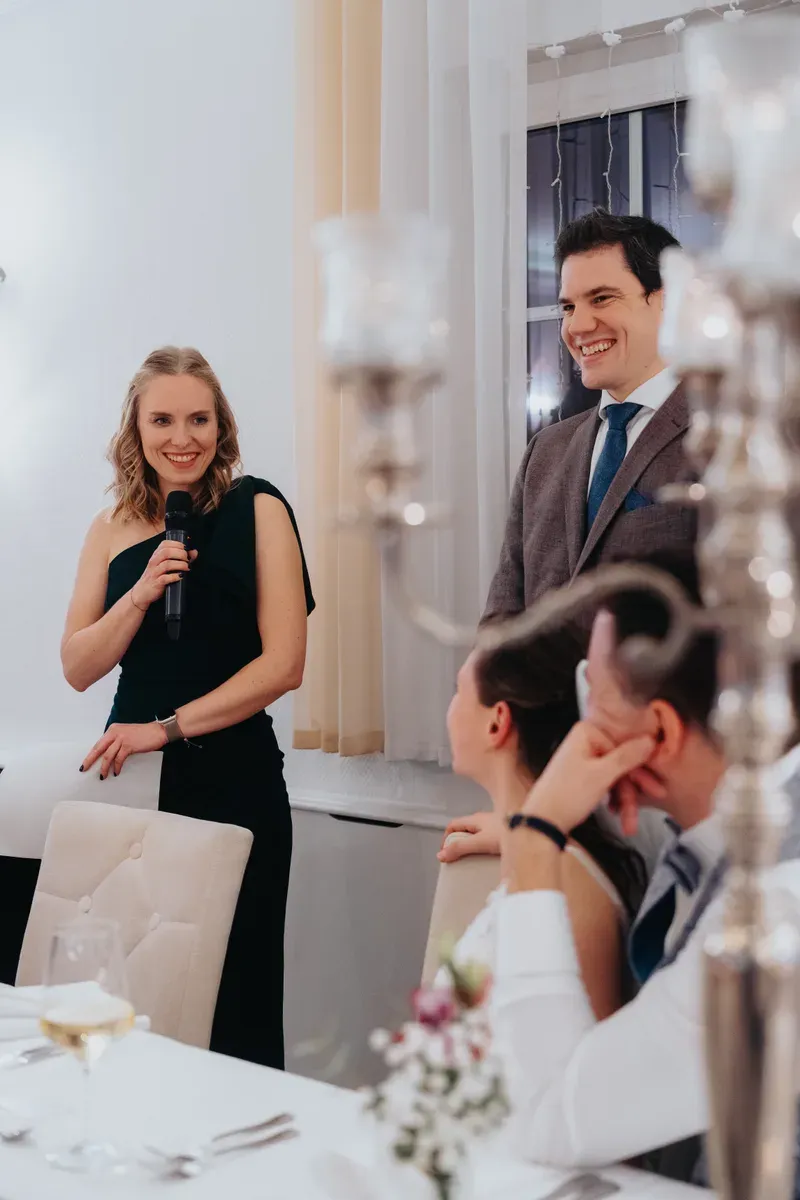 Reportage-Foto der standesamtlichen Winterhochzeit von Denise und Tobi in der Niederpleiser Mühle (Bild 72)