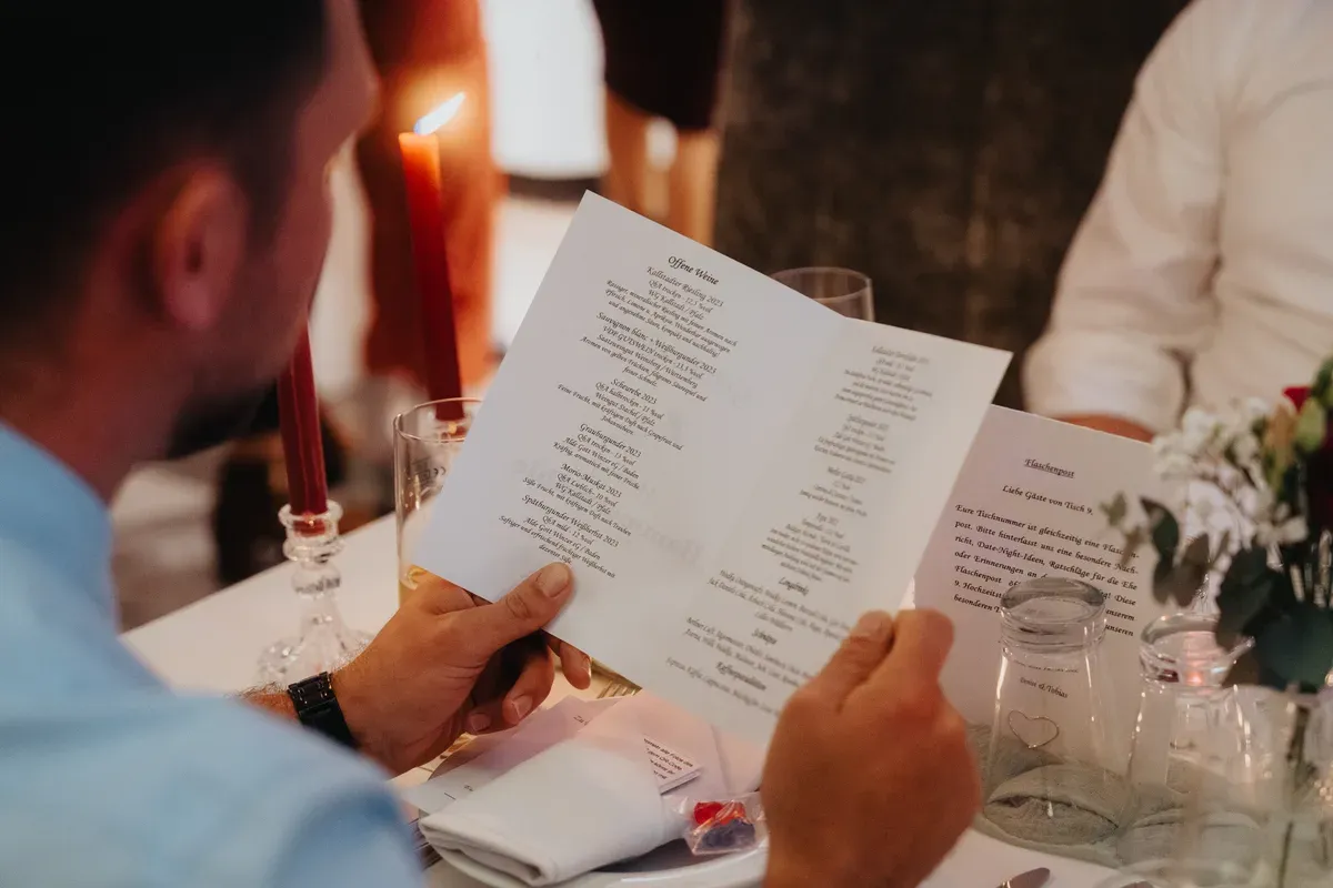 Reportage-Foto der standesamtlichen Winterhochzeit von Denise und Tobi in der Niederpleiser Mühle (Bild 76)