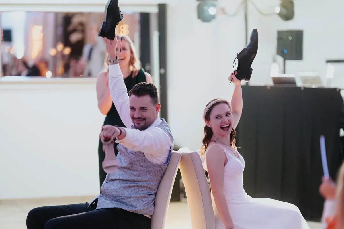 Reportage-Foto der standesamtlichen Winterhochzeit von Denise und Tobi in der Niederpleiser Mühle (Bild 77)