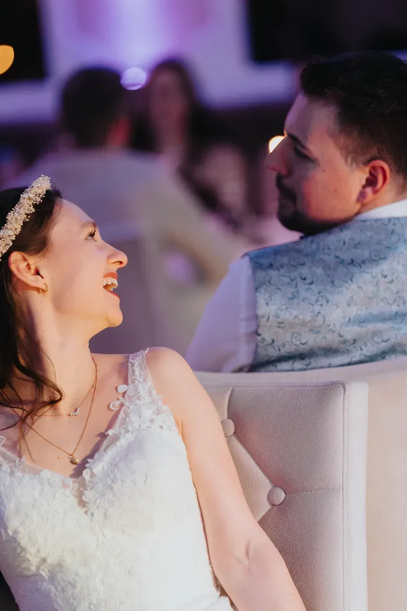 Reportage-Foto der standesamtlichen Winterhochzeit von Denise und Tobi in der Niederpleiser Mühle (Bild 79)