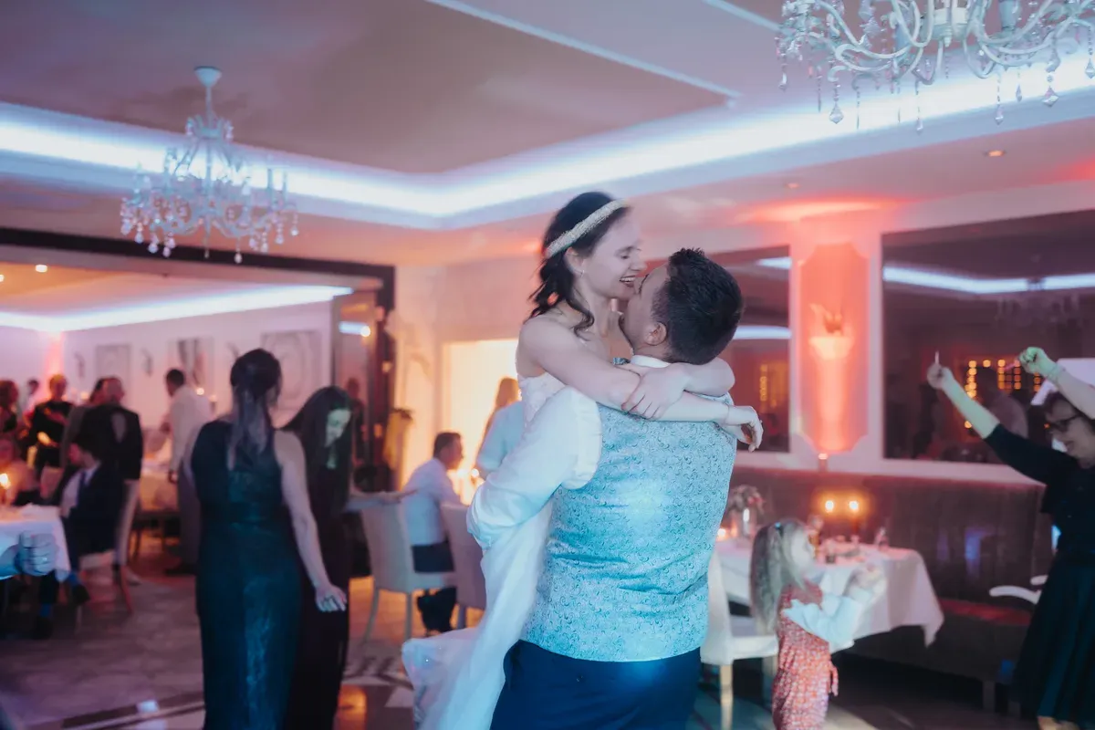 Reportage-Foto der standesamtlichen Winterhochzeit von Denise und Tobi in der Niederpleiser Mühle (Bild 81)