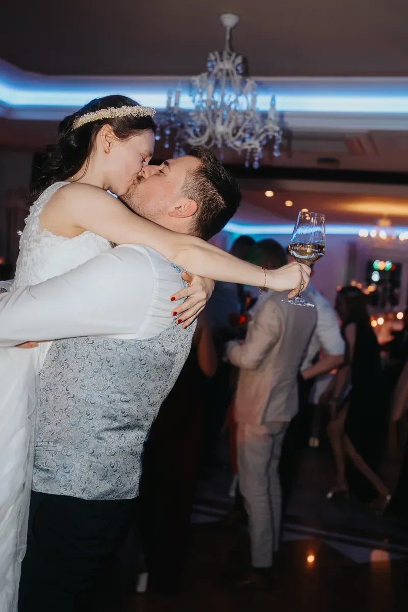 Reportage-Foto der standesamtlichen Winterhochzeit von Denise und Tobi in der Niederpleiser Mühle (Bild 82)