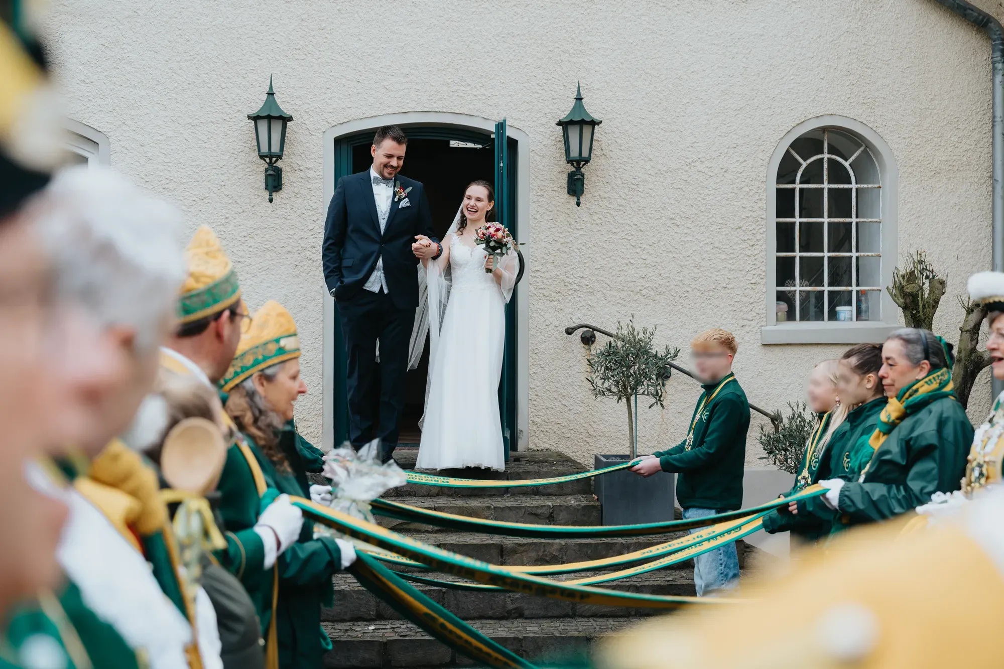 Denise und Tobi an ihrem Hochzeitstag an der Niederpleiser Mühle in Sankt Augustin
