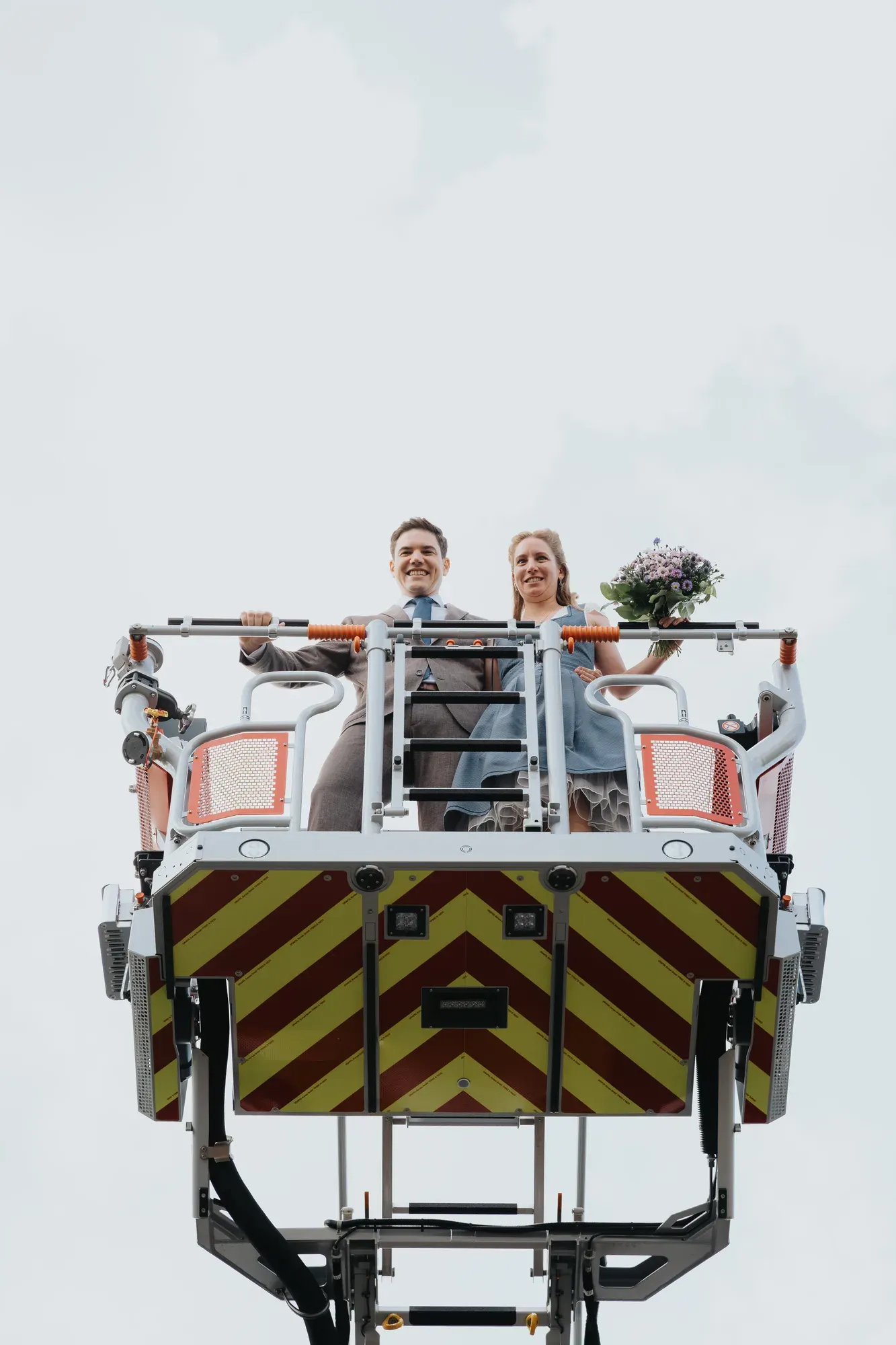 Reportage-Foto der Trauung von Finja und Daniel mit der Feuerwehr Sankt Augustin an der Niederpleiser Mühle (Bild 11)