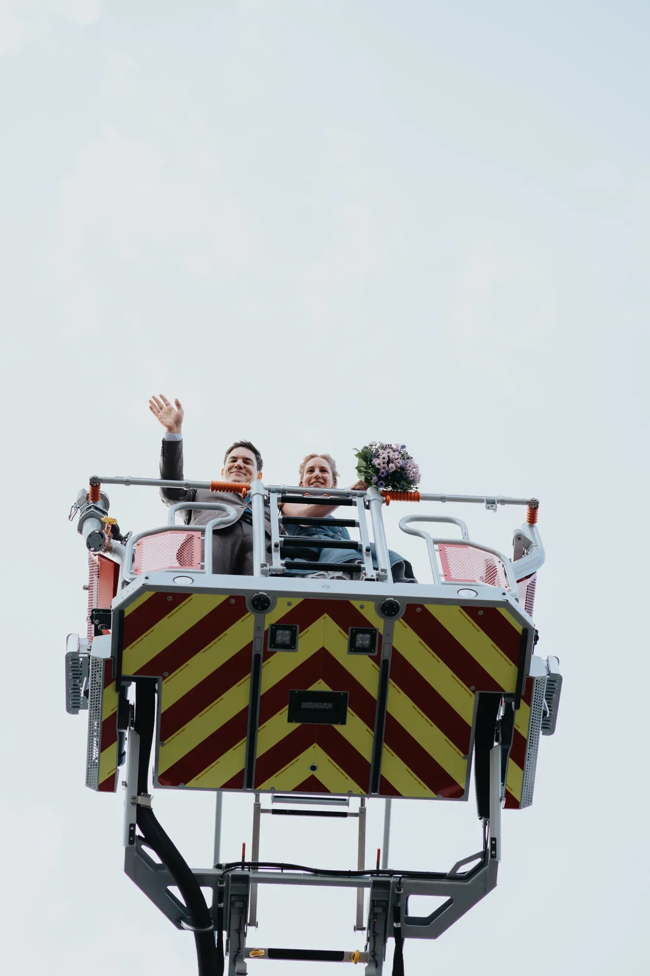 Reportage-Foto der Trauung von Finja und Daniel mit der Feuerwehr Sankt Augustin an der Niederpleiser Mühle (Bild 12)
