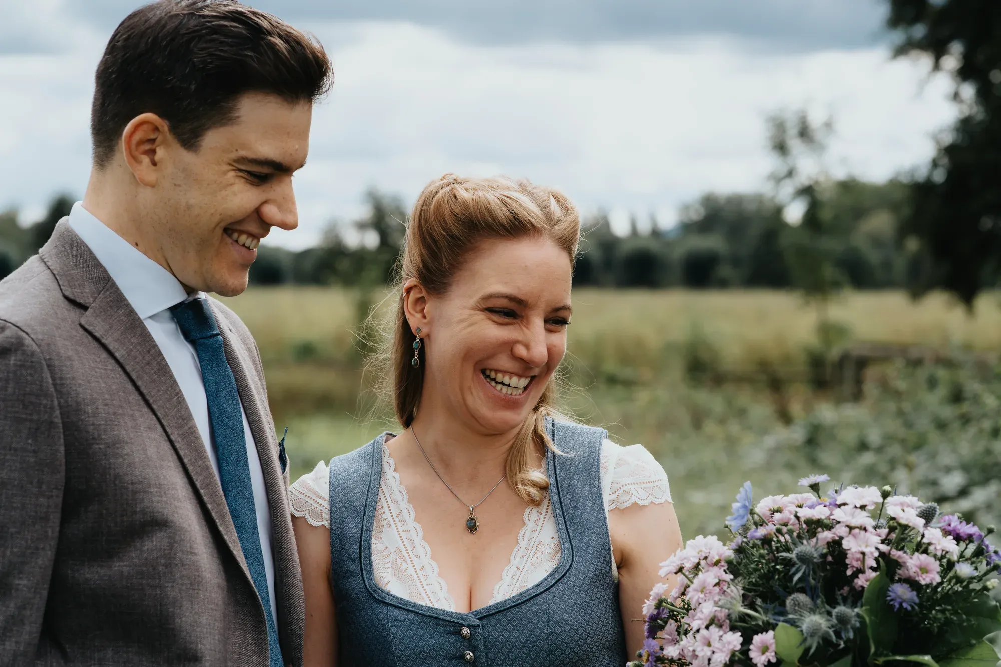 Finja und Daniel an ihrem Hochzeitstag an der Niederpleiser Mühle in Sankt Augustin