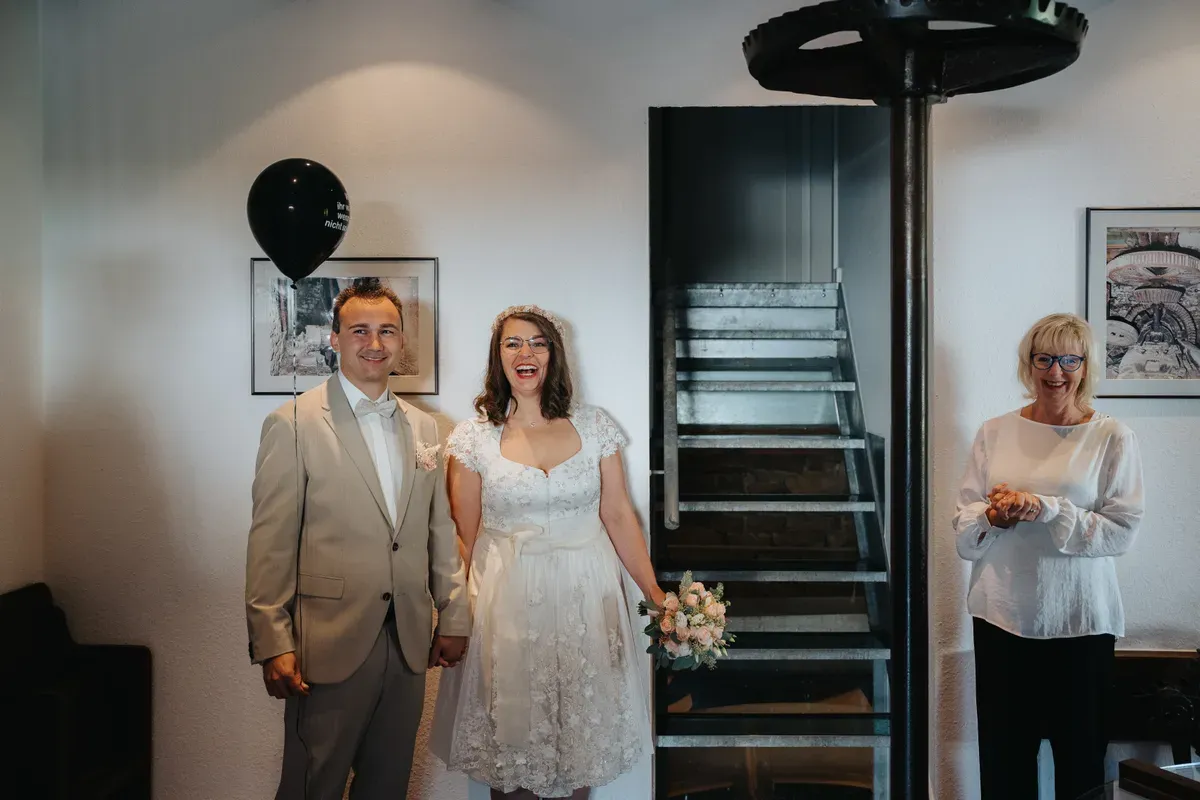 Reportage-Foto der standesamtlichen Trauung von Jessi und André in der Niederpleiser Mühle in Sankt Augustin (Bild 04)