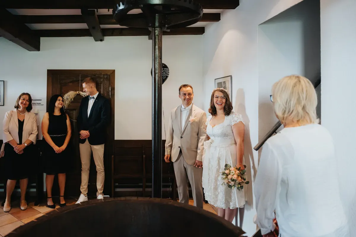 Reportage-Foto der standesamtlichen Trauung von Jessi und André in der Niederpleiser Mühle in Sankt Augustin (Bild 08)